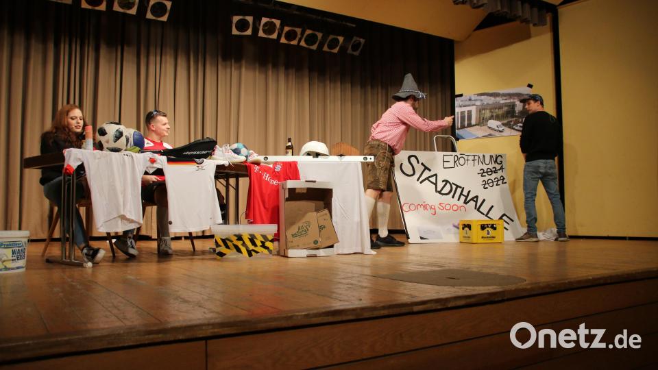 Beim Stadtgespräch kann es schon mal derbe werden: Hier mussten Sophie Ließmann, Daniel Wegmann und Tim Hallbauer (von links) einen Wildpinkler vom Adventsmarkt von der Bühne verscheuchen. Bild: sne