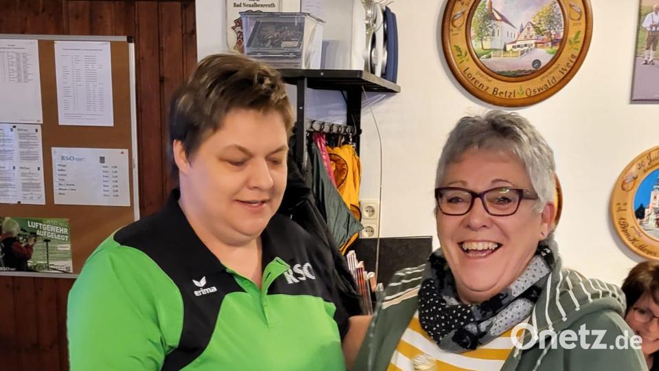 Edeltraud Seuz (rechts, zusammen mit Verena Zant) erhielt einen Sonderpreis für den besten geschossenen Teiler. Bild: Pia Lang/exb