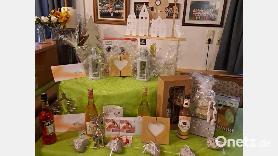Schöne Deko-Ware, Gutscheine und Blumen gab es beim Damenschießen als Preise. Bild: Pia Lang/exb
