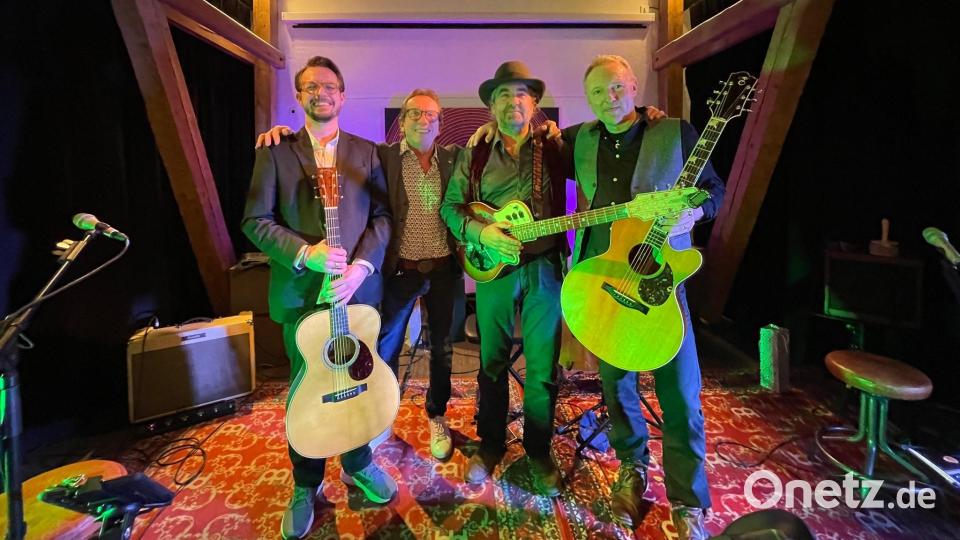 Wolfgang Horn (Zweiter von links), der Vorsitzende des Vereins Kunsthaus Waldsassen, dankte den drei Blues-Musikern Sebastian Schönstein, Andreas "Äl" Lindinger und Wolfgang Weber (von links) für den wunderbaren Musikabend. Bild: Markus Braun/exb