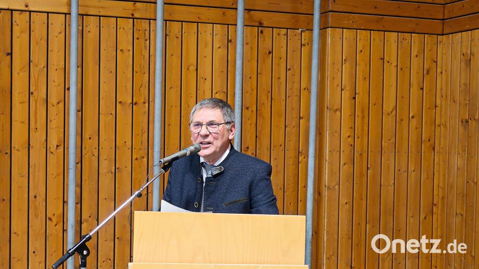 Bürgermeister Oskar Schuster bei seiner Ansprache. Bild: bsc