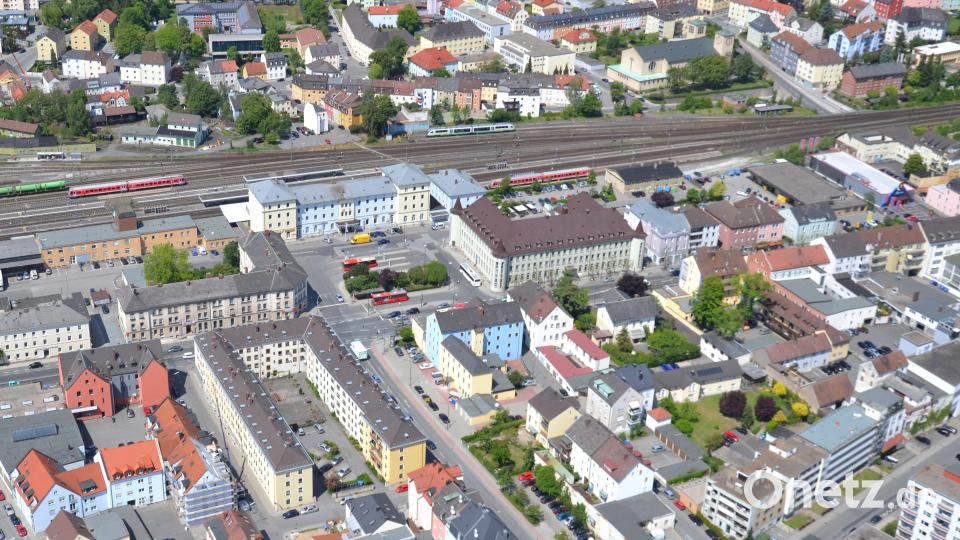 Wie soll das Quartier rund um den Weidener Bahnhof in Zukunft aussehen? Was soll dort geboten werden? Die Stadt sammelt Ideen von ihren Bürgern. Luftbild: Ascherl