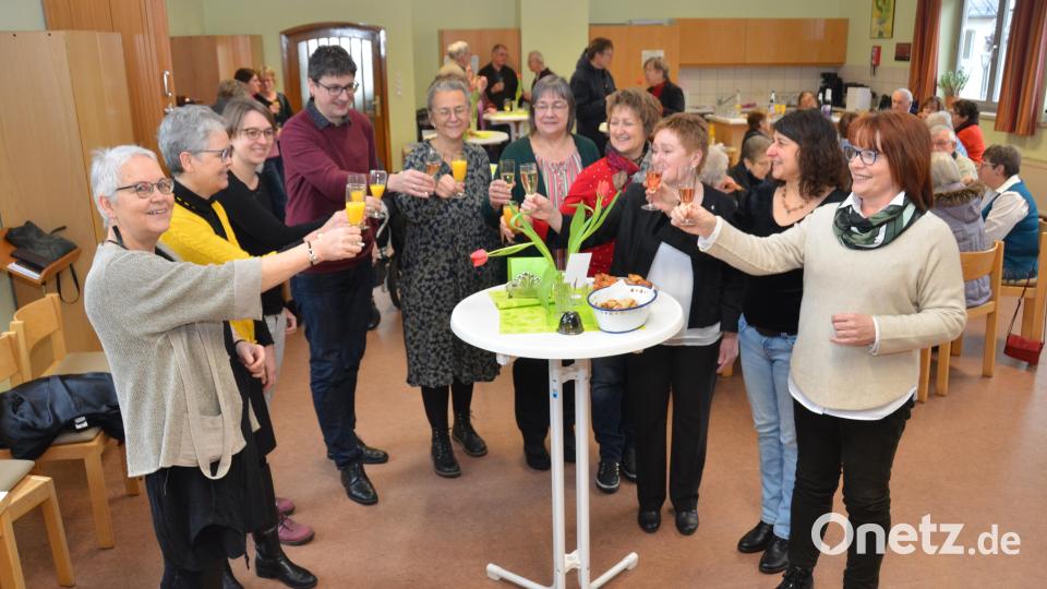 Mit einem Sektempfang eröffneten die Frauenbundfrauen das Jubiläumsjahr. Die Vertrauensleute Ulrike Kießling (links) und Uli Münchmeier (Vierter von links) aber auch Stadtpfarrerin Carmen Riebl (Dritte von links) waren im Gemeindehaus dabei. Bild: dob