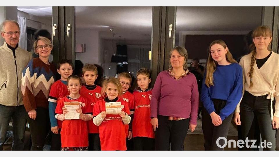 Die erfolgreichen Kinder und Jugendlichen mit (von links) Abteilungsleiter Rainer Koch, Trainerin Helga Breit-Jana und (Dritte von rechts) Trainerin Christine Schaffenroth. Bild: Helga Breit-Jana/exb