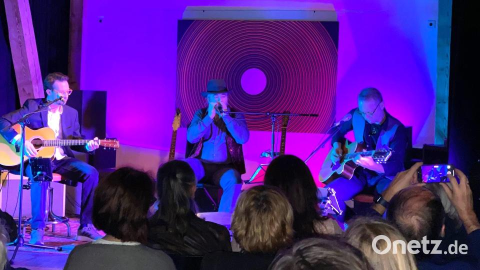 Sebastian Schönstein, Andreas "Äl" Lindinger und Wolfgang Weber (von links bei einer Zugabe im Zusammenspiel) wurden im Kunsthaus vom Publikum groß gefeiert. Bild: Markus Braun/exb