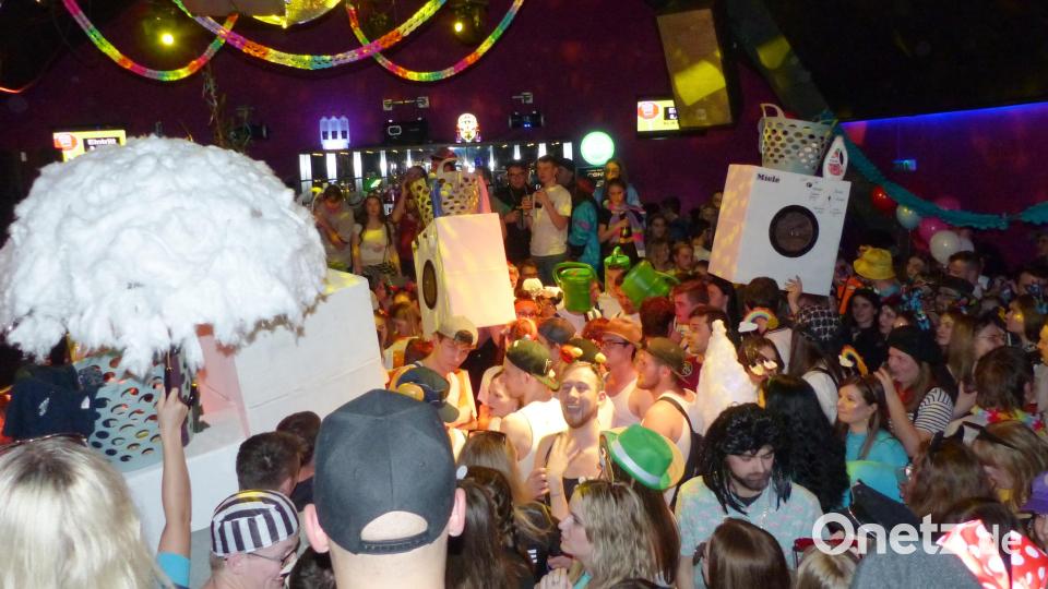 Bei der Polonaise Blankenese ist die Tanzfläche proppenvoll mit Maschkerern. Die nicht zu übersehenden Wascmaschinen gewinnen die Maskenprämierung. Bild: jp