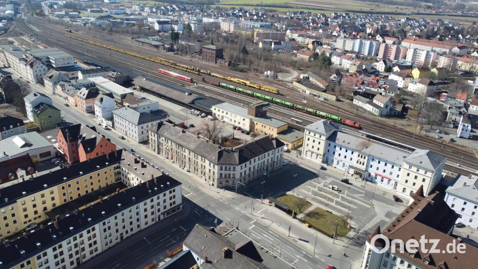 Manch einer wünscht sich mehr Grün auf dem Bahnhofsvorplatz, einen barrierefreien Bahnhof oder auch die Wiederbelebung des Ringlokschuppens als Ort für kulturelle Veranstaltungen. Luftbild: Gustl Beer