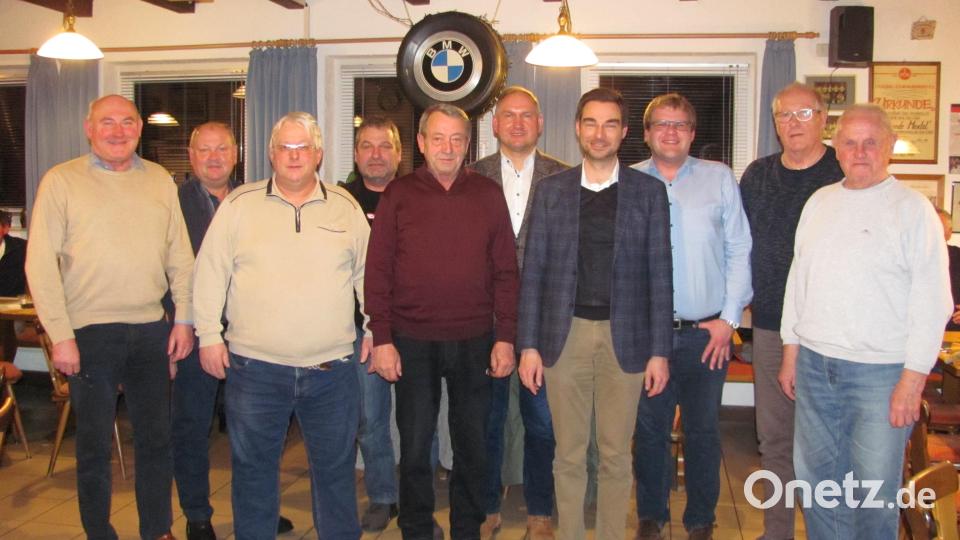 Den Rauchclub führt weiter Stephan Oetzinger (Vierter von rechts) Neuer Stellvertreter ist Hans Klemm (Mitte). Neuer Beisitzer ist Rainer Stengl (Vierter von links) Daneben stehen die altbewährten Leute weiter zur Verfügung. Bild: sei