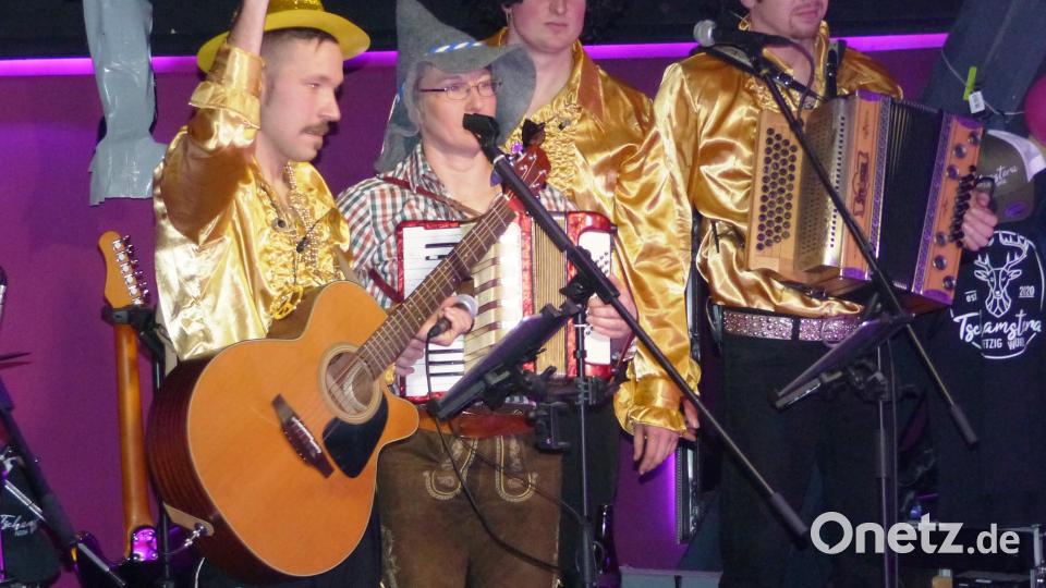 Zusammenspiel mit der Musikantin des Kastler Trachtenverein- Michaela mit der Quetschn Bild: jp