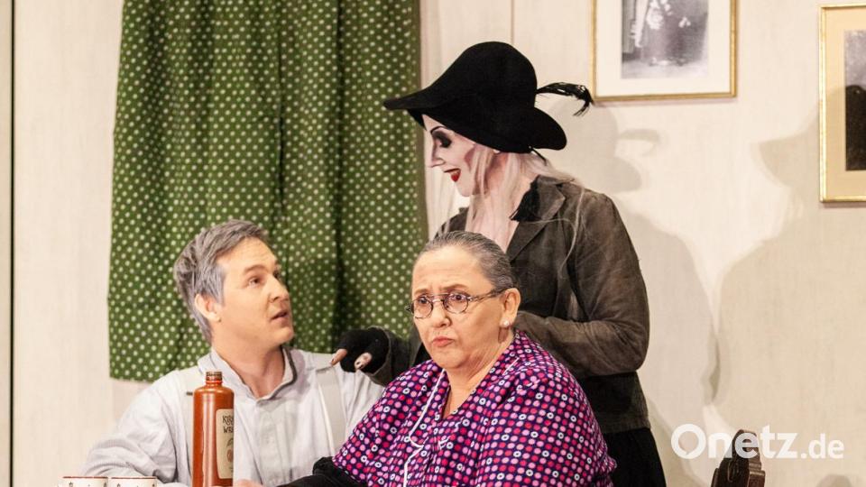 Isidor verhandelt mit dem &quot;Boandlkramer&quot;, den Margarete gar nicht sieht. Bild: Juliane Eberle/exb
