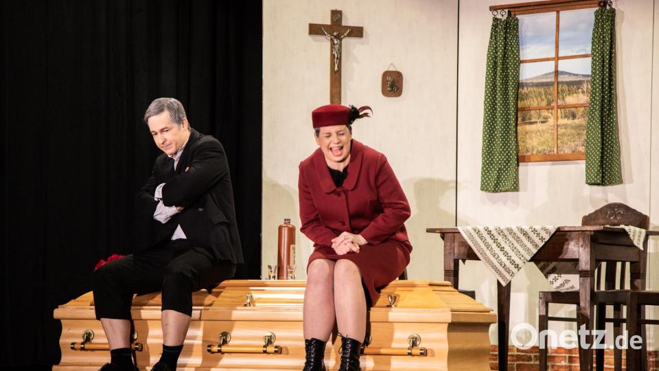 Zum Totlachen findet Rosi (Maria Schindler) die Ausführungen von Isidor (Tobias König) über Walburga. Beide nehmen schon einmal im Sarg zum Probeliegen Platz. Bild: Juliane Eberle/exb