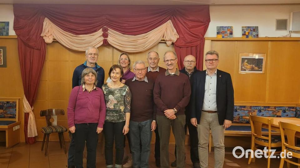 Einige Sportabzeichenträger aus den Reihen der Erwachsenen mit (rechts) Bürgermeister Michael Göth und (hinten links), dem Vorsitzenden des TV Sulzbach-Rosenberg, Georg Peters. Bild: Christine Schaffroth/exb