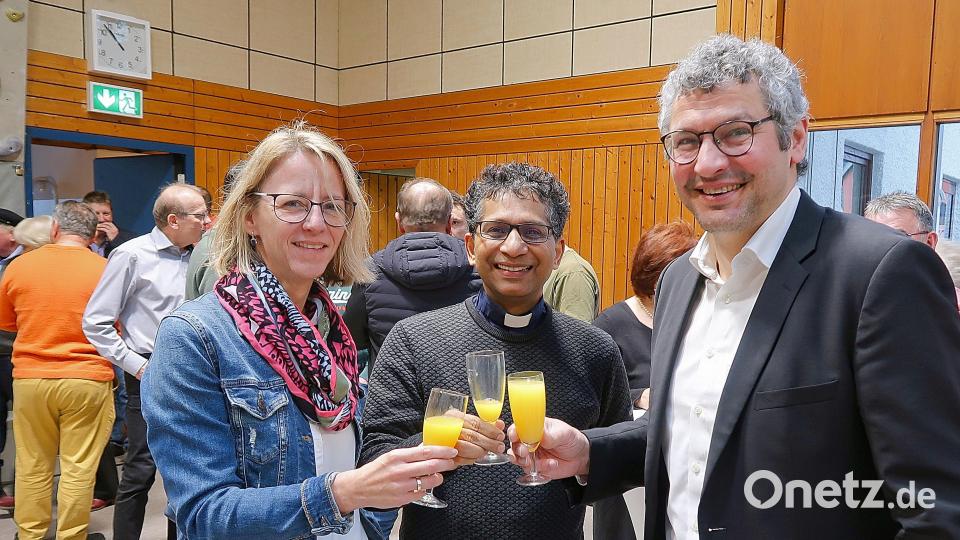 25 Vereine und Organisationen entsandten zum Neujahrsempfang der Gemeinde Friedenfels Abordnungen. Im Bild Pfarrer Joseph (Mitte) mit Vertretern des Pfarrgemeinderates. Bild: bsc