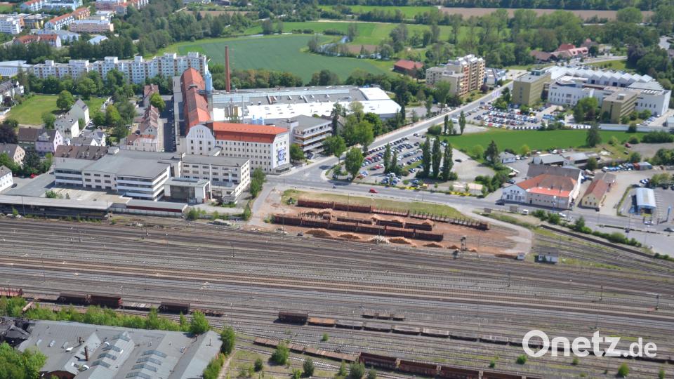 Auf dem brachliegenden Areal auf Höhe Bauscher können sich manche Bürger Wohnungen und Geschäfte vorstellen. Andere wünschen sich in Bahnhofsnähe einen neuen Stadtpark. Bild: Ascherl