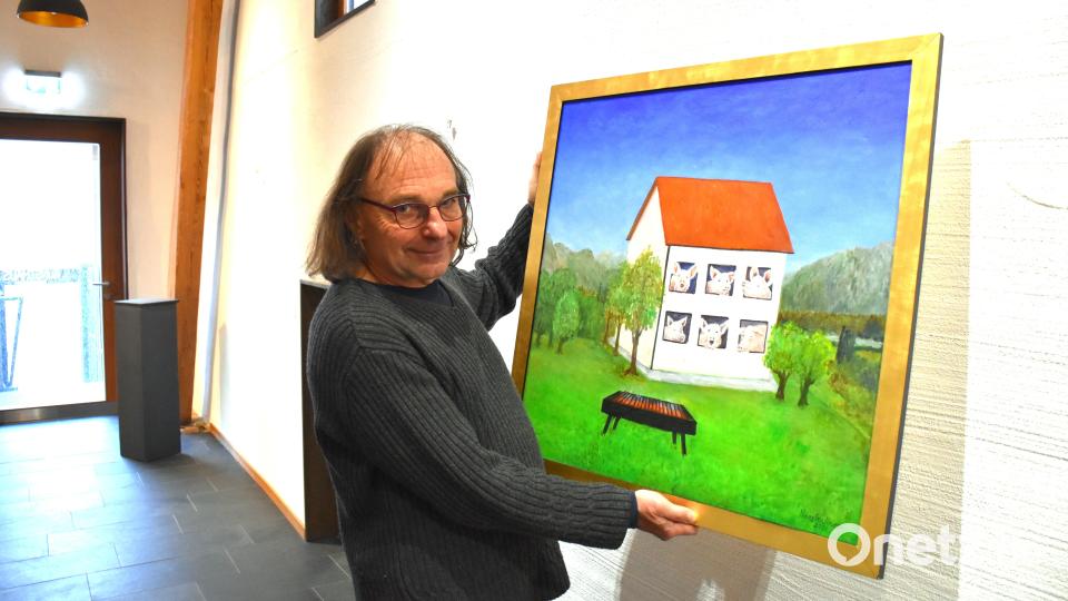 Künstler Hans Wallner aus Regensburg zeigt in seinen durchaus kritisch gemeinten Werken nicht nur Farbe, sondern auch Humor. Die netten Schweinchen lachen aus den Fenstern einem Grill im Garten zu. Wer da wohl heute gegrillt werden soll? Bild: ubb
