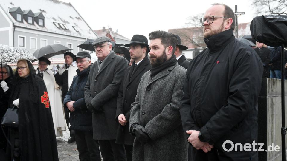 Mandatsträger aus der Kommunal- und Landespolitik trauern um Anton Binner. Bild: Gabi Schönberger