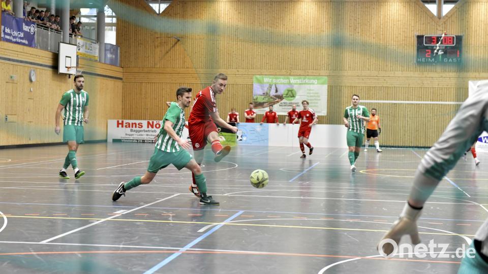 Szene aus dem Spiel zwischen dem gastgebenden SV Köfering (grüne Trikots) und dem 1. FC Neukirchen. Bild: Hubert Ziegler