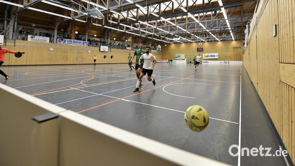 Szene zwischen dem ASV Haselmühl (grüne Trikots) und dem SVL Traßlberg. Bild: Hubert Ziegler