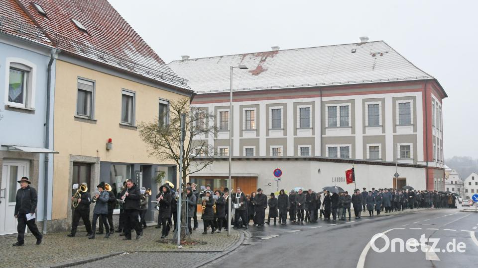 Anton Binners Wirkungsstätten, das Rathaus und das Landratsamt, sind nicht weit vom Friedhof entfernt, wo er am Mittwochnachmittag seine letzte Ruhe fand. Ein langer Trauerzug begleitete ihn. Bild: Gabi Schönberger