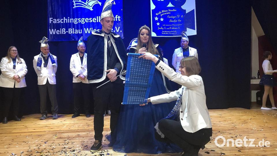 Auftritte hatte auch das Prinzenpaar der Faschingsgesellschaft Weiß-Blau Wiesau, Prinz Fabian I. und Prinzessin Jacky I.. Bild: wro