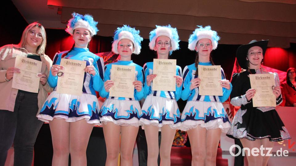 Langjährige Gardetänzerinnen wurden geehrt (von links): Laura Benkner, Lorena Witt, Luisa Benkner, Helena Müller, Mia Weig und Isabell Keller. Bild: kro