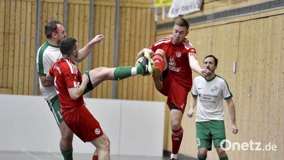 Hoch die Beine: Szene aus dem Spiel zwischen der SG Ursulapoppenricht/Gebenbach (grün-weiße Trikots) und dem 1. FC Neukirchen. Bild: Hubert Ziegler
