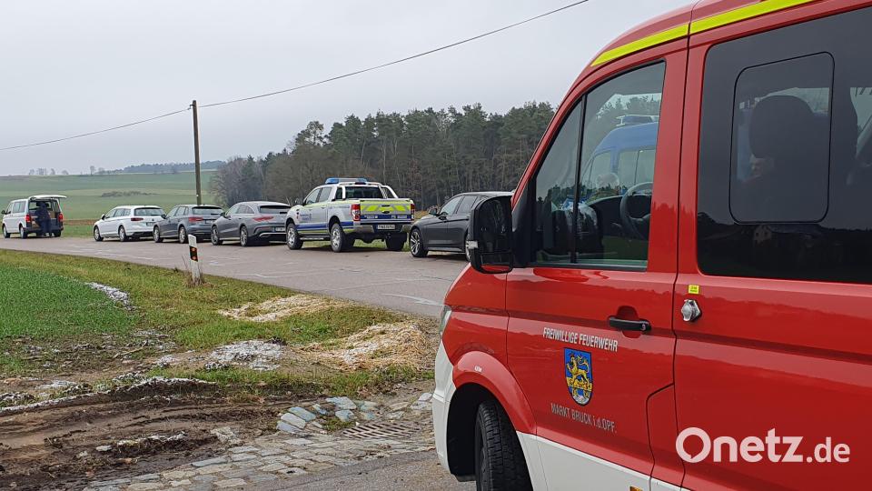 Kräfte der KBLV, von Feuerwehr und THW sind gegen 11.30 Uhr vor Ort eingetroffen. Die Zufahrt zum Betrieb ist weiträumig abgesperrt Bild: Hösamer