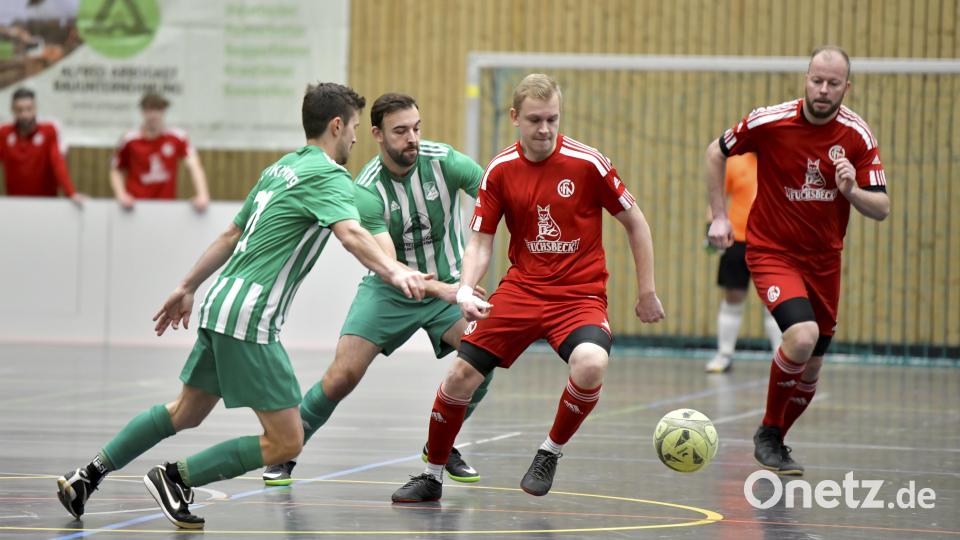 Szene aus dem Spiel zwischen dem gastgebenden SV Köfering (grüne Trikots) mit Spielertrainer Dennis Kramer (Zweiter von links) und dem 1. FC Neukirchen. Bild: Hubert Ziegler