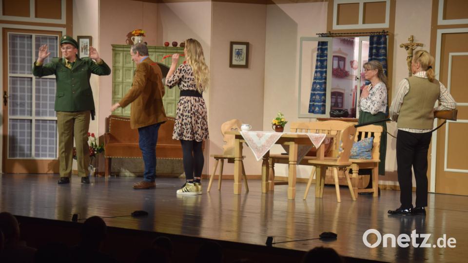 Ende gut, alles gut - das Stück des Ensembles des Chiemgauer Volkstheaters &quot;Jetzt g´hörst da Katz&quot; war ja schließlich eine Komödie ums Ersparte. Bild: bö
