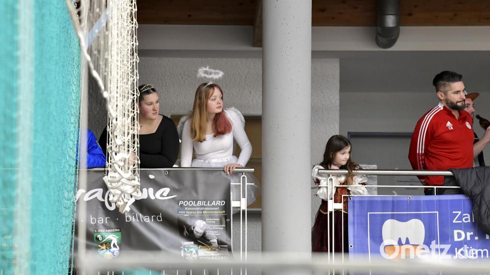 Wenn die Prinzessin und der Engel vom Faschingsball beim Hallenfußball vorbeischauen... Bild: Hubert Ziegler