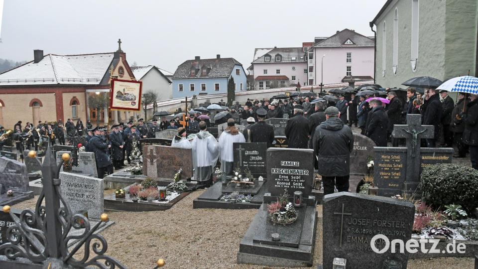Abschied auf dem Friedhof. Bild: Gabi Schönberger