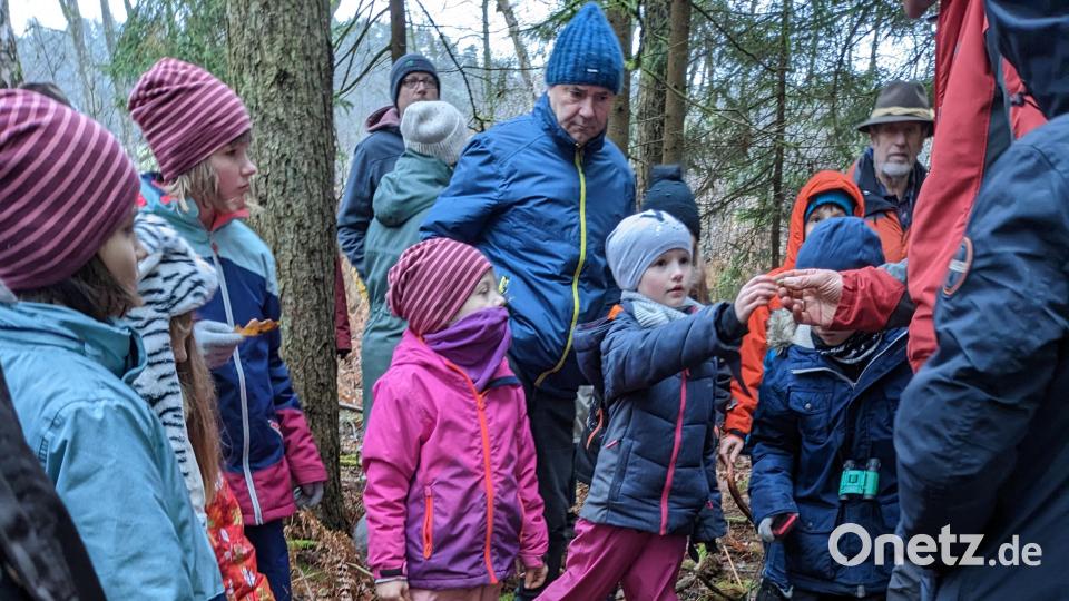 Die Teilnehmer lauschen gespannt dem LBV-Naturkenner Wolfgang Winter. Bild: V. Bauer/exb