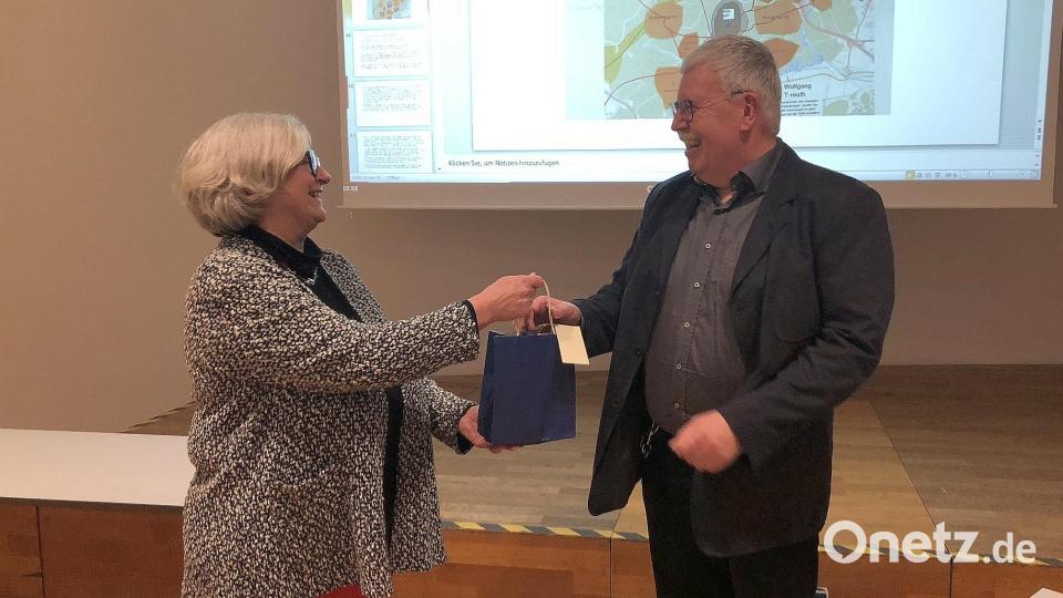 Stadtarchivarin Edith Kalbskopf bedankte sich bei Referent Volker Grunert für den kurzweiligen Vortrag.