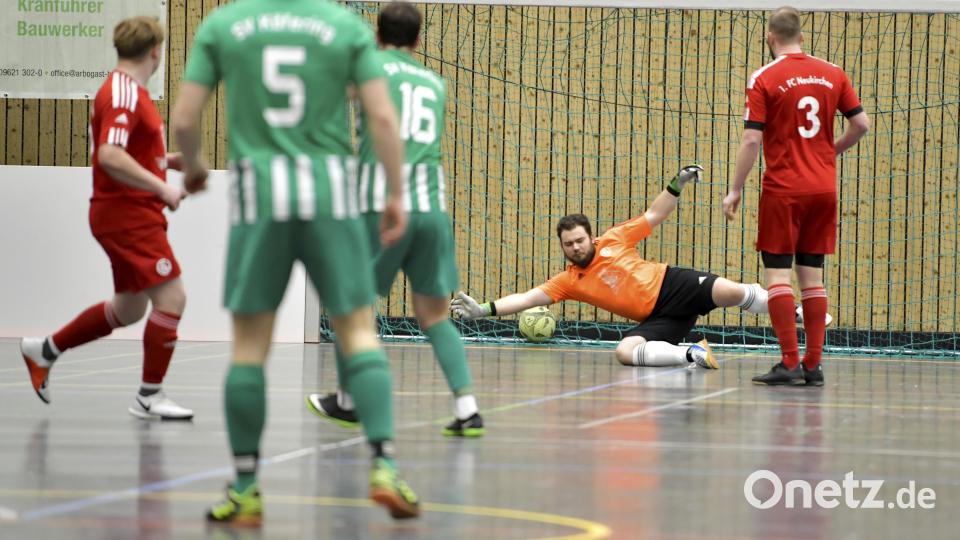 Da streckt sich der Torwart des 1. FC Neukirchen – eine Szene aus dem Spiel zwischen dem gastgebenden SV Köfering (grüne Trikots) und dem 1. FC Neukirchen. Bild: Hubert Ziegler
