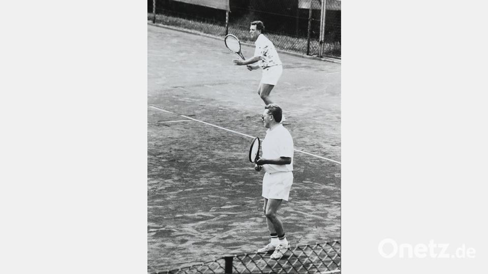 Schwarz-rotes Doppel. Binner mit Sportsfreund und Bürgermeister-Nachfolger Gerd Werner auf dem Tennisplatz. Archivbild: Der neue Tag