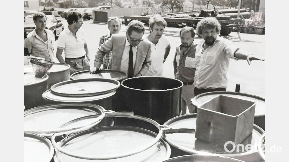 Anton Binner in einer der Bleikristallfabriken in der Landkreis-Mitte. Der Niedergang dieser Traditionsindustrie beschert ihm mit die schwersten Stunden seiner Amtszeit im Landratsamt. Archivbild: Der neue Tag