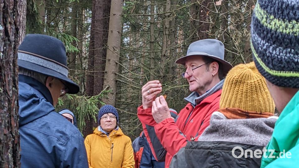 Die Teilnehmer lauschen gespannt dem LBV-Naturkenner Wolfgang Winter. Bild: V. Bauer/exb