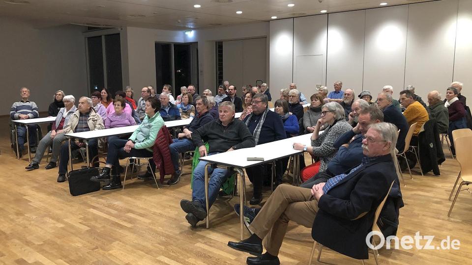 Zahlreiche Interessierte folgten der Einladung des Historischen Clubs Marktredwitz in den Saal des Egeland-Kulturhauses. Bild: wro