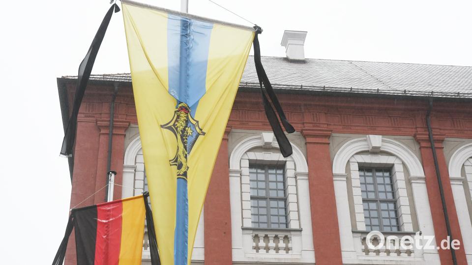 Das Landratsamt in Trauerbeflaggung. Bild: Gabi Schönberger