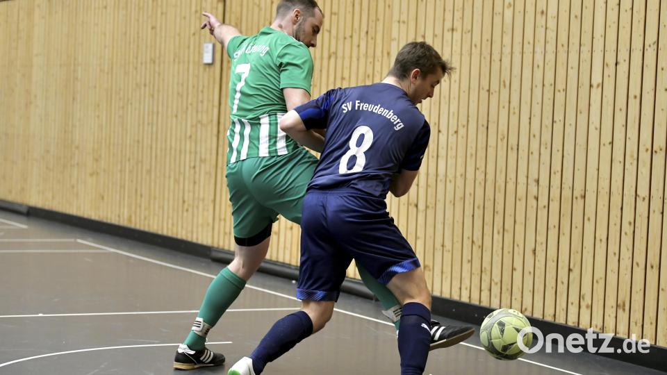 Szene aus dem Eröffnungsspiel zwischen dem gastgebenden SV Köfering (links) und dem SV Freudenberg. Bild: Hubert Ziegler