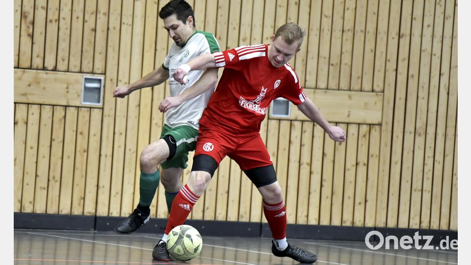 Szene aus dem Spiel zwischen der SG Ursulapoppenricht/Gebenbach (links) und dem 1. FC Neukirchen. Bild: Hubert Ziegler