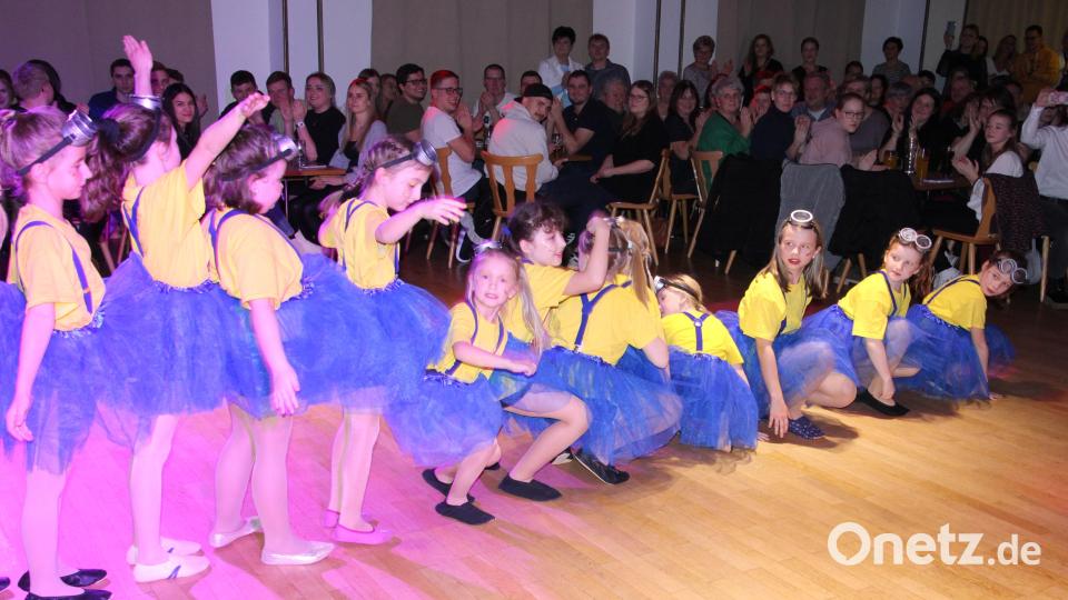 Die Mitglieder der Wichtelgarde hatten sich als „Minions“ verkleidet und viel Spaß bei ihrem Tanz. Bild: kro