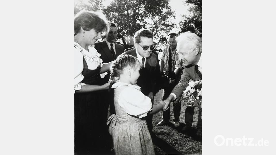 Einen herzlichen Empfang bereiten Binner und der Landkreis Neustadt Ministerpräsident Edmund Stoiber am 22. September 1993. Archivbild: Der neue Tag