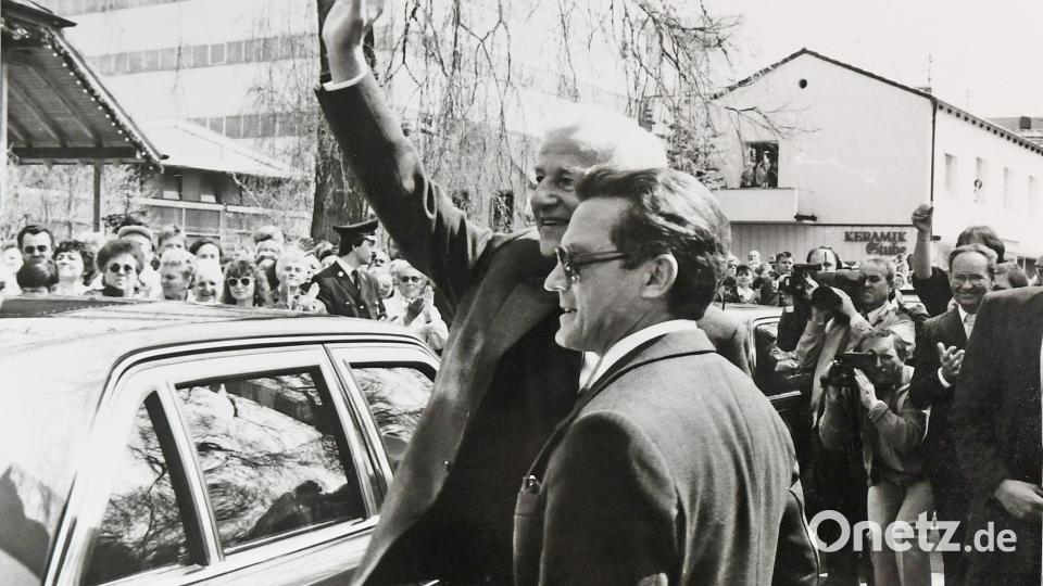 Im April 1988 besucht Bundespräsident Richard von Weizsäcker Neustadt. Anton Binner begrüßt ihn im Glasviertel Archivbild: Eero Winkler