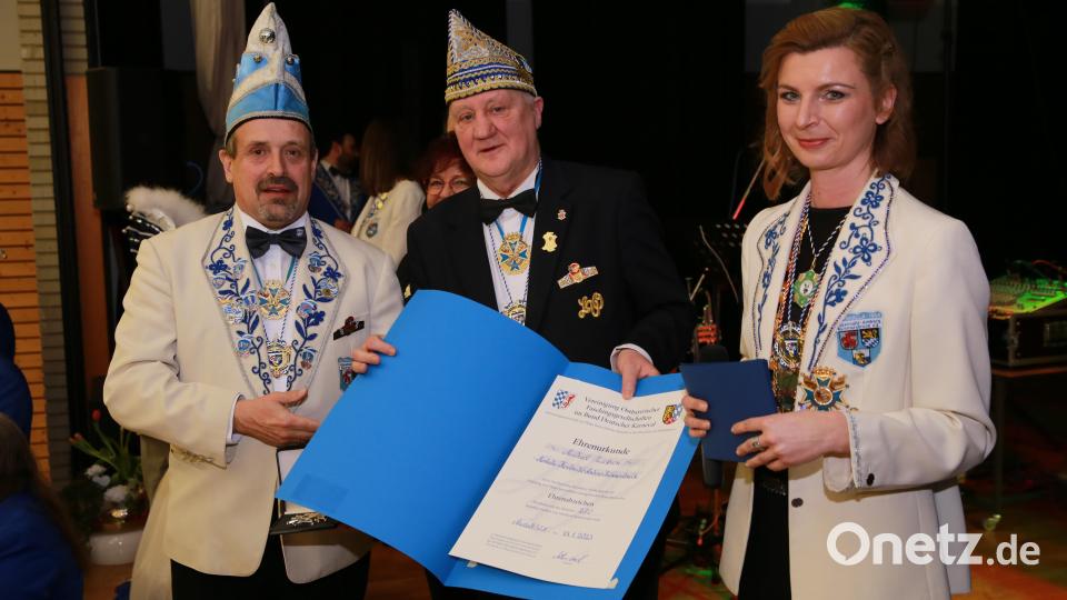 Michael Laßen (links) erhält das Ehrenkreuz des Landesverbands. Bild: egl
