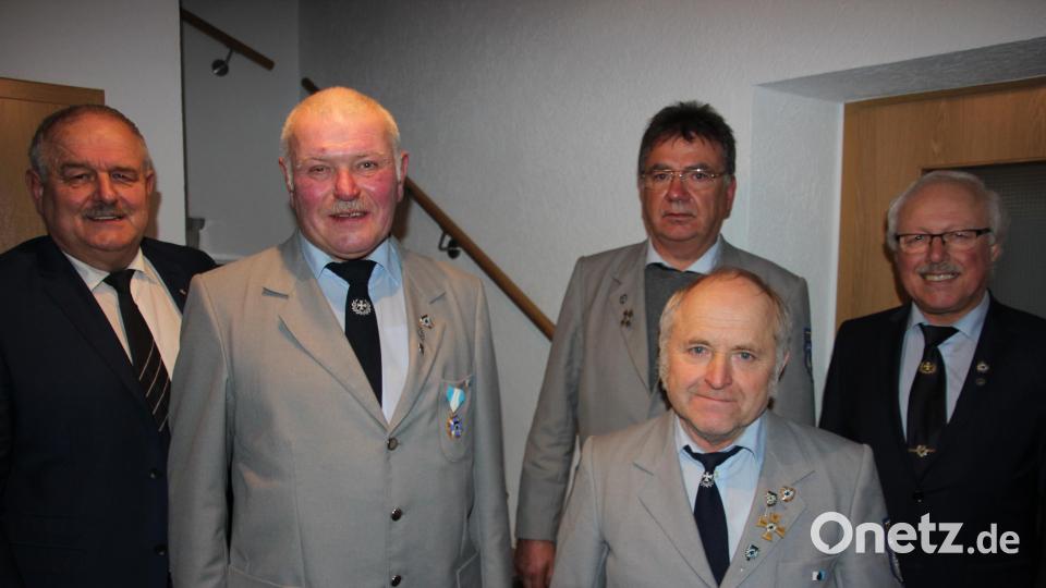 Nicht ganz einfach verliefen die Neuwahlen bei der Soldatenkameradschaft Leonberg. Im Bild (von links) Bürgermeister Johann Burger, Gottfried Bayer, Hans Putzer, der neue Vorsitzende Konrad Wölfl und Kreisvorsitzender Ferdinand Lienerth. Bild: kro