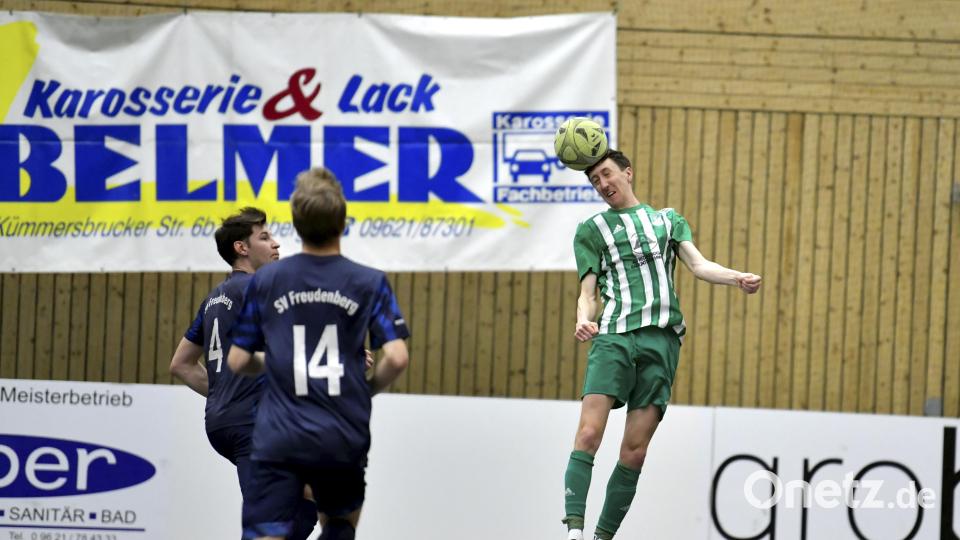 Szene aus dem Eröffnungsspiel zwischen dem gastgebenden SV Köfering (rechts Stefan Jobst) und dem SV Freudenberg. Bild: Hubert Ziegler