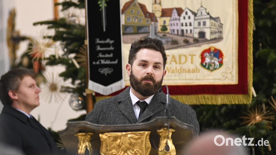 Neustadts Bürgermeister Sebastian Dippold würdigt Anton Binner. Bild: Gabi Schönberger