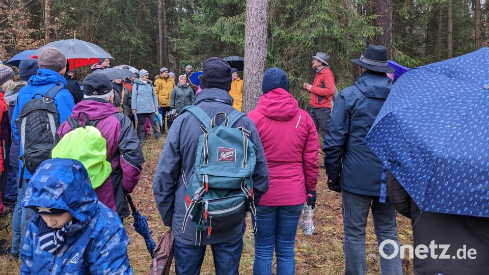Die Teilnehmer lauschen gespannt dem LBV-Naturkenner Wolfgang Winter. Bild: V. Bauer/exb