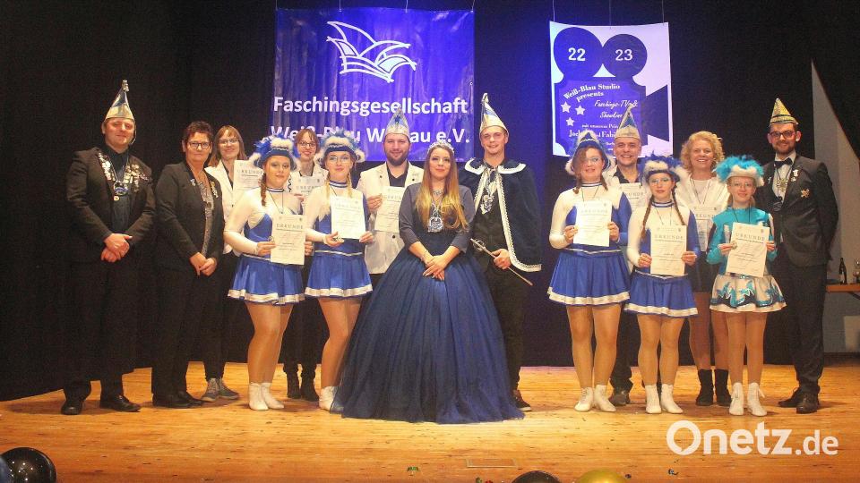 Beim Galaabend gab es auch Ehrungen. Im Bild von links Präsident Helmut Gleißner, Waltraud Rath, Verena Haberkorn, Sophia Gleißner, Vanessa Haberkorn, Selina Gleißner, Jonas Klarner, Prinzenpaar Jacky I. und Fabian I., Katharina Liebscher, Torsten Liebscher, Josepha Blei, Nadine Kneißl, Lara Mayerhöfer und Fabian Bonczyk. Bild: wro